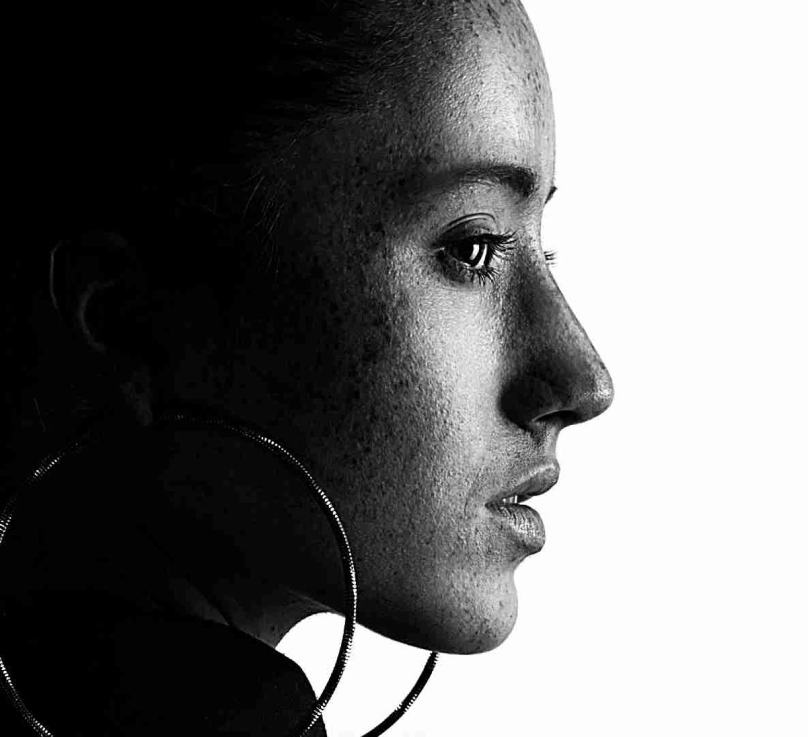 Portrait de profil en noir et blanc, grandes créoles, très graphique