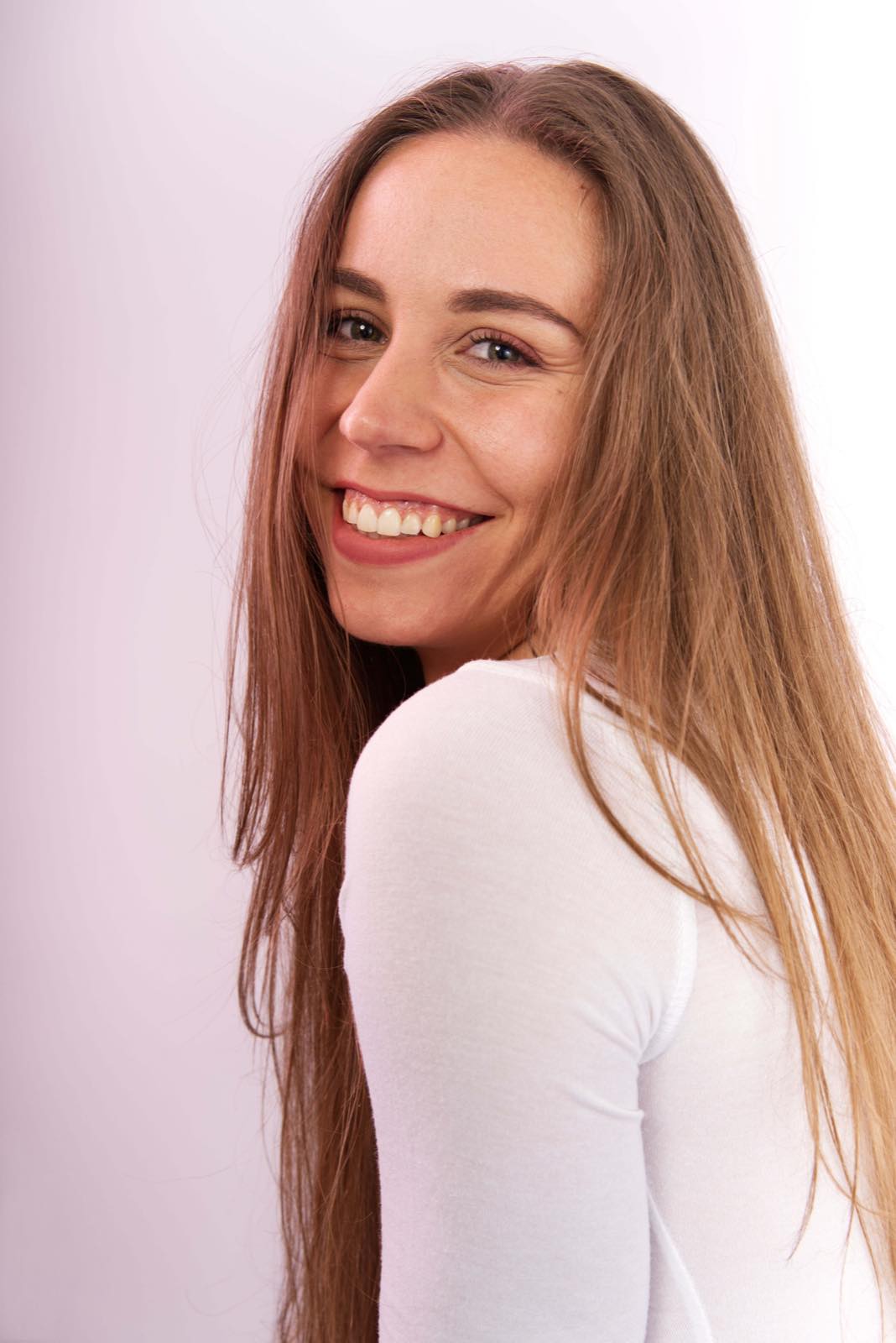 Portrait en clair-obscur, regard vers l'objectif