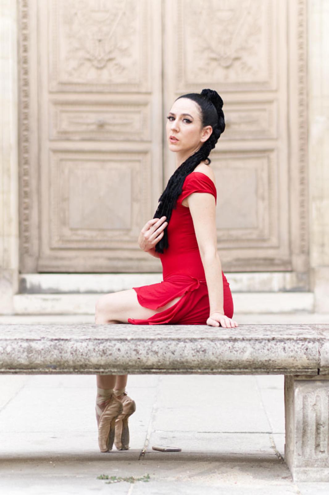 La danseuse Maya en mouvement devant le musée du Louvre à Paris — vue 1