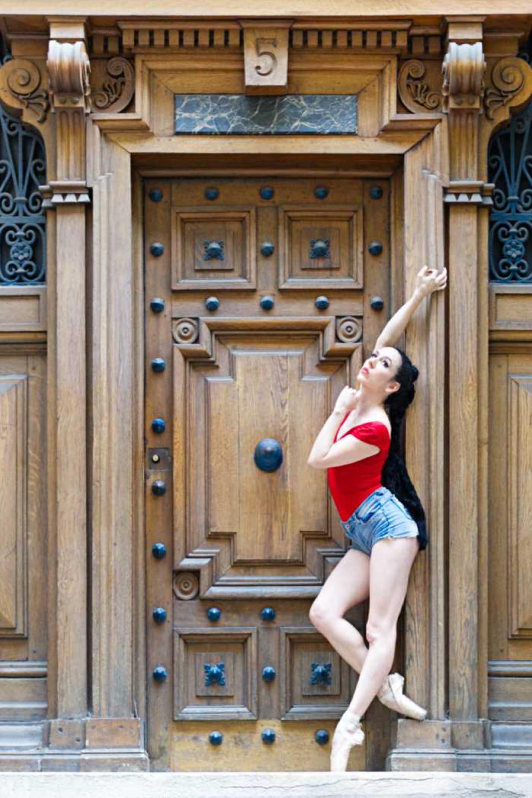 Maya danse rue Notre-Dame-des-Victoires, Paris 2e — vue 1