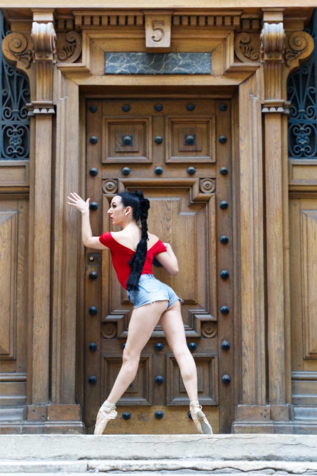 Maya danse rue Notre-Dame-des-Victoires, Paris 2e — vue 2