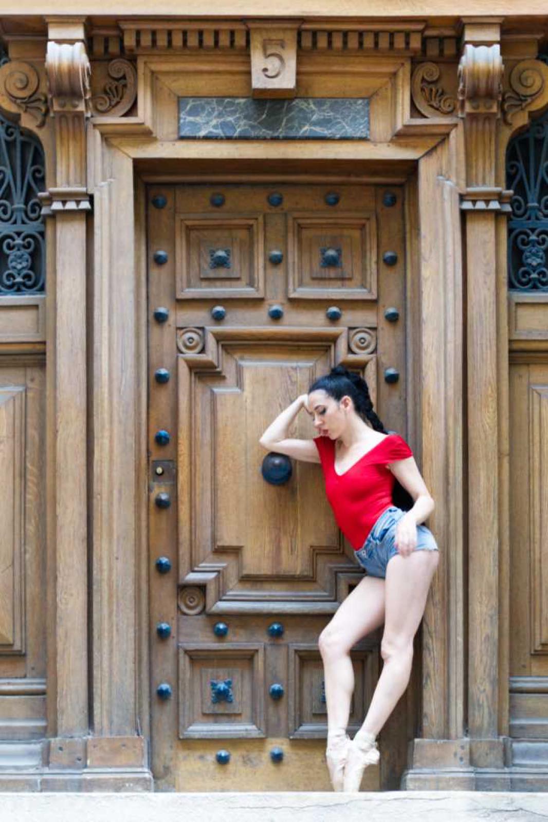 Maya danse rue Notre-Dame-des-Victoires, Paris 2e — vue 3