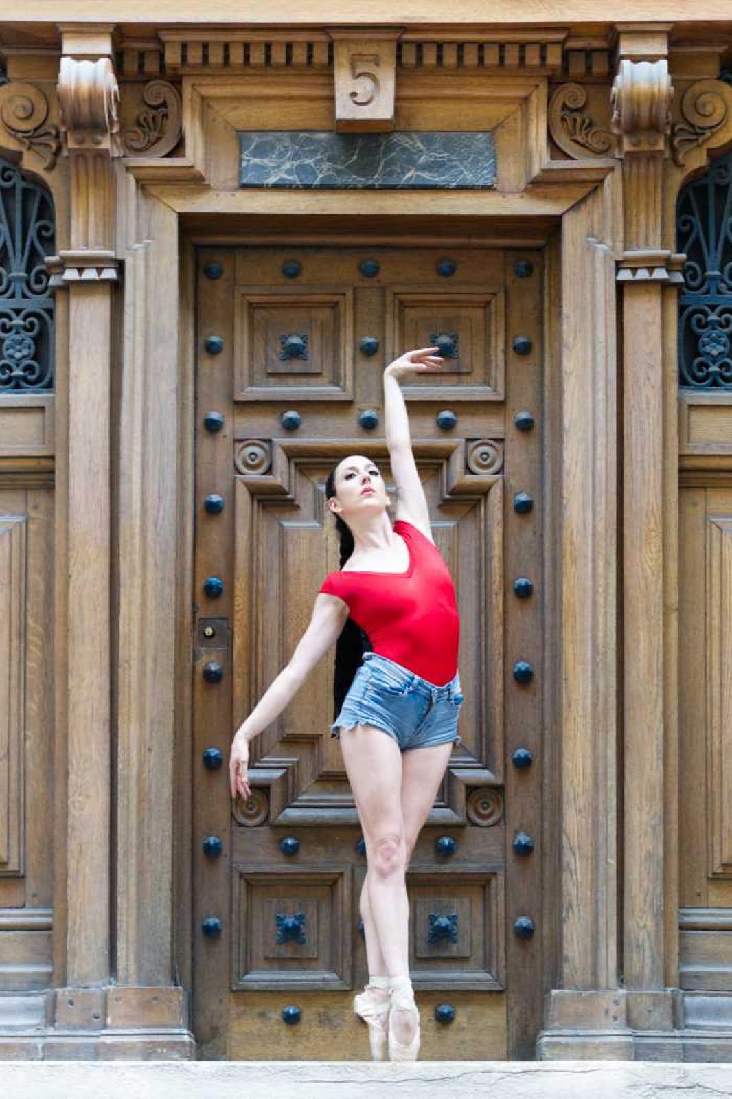 Maya danse rue Notre-Dame-des-Victoires, Paris 2e — vue 4
