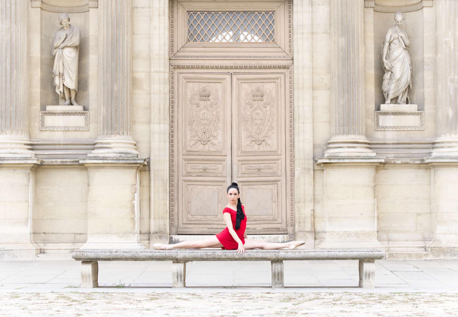 Maya, danseuse, en grand écart devant un monument parisien