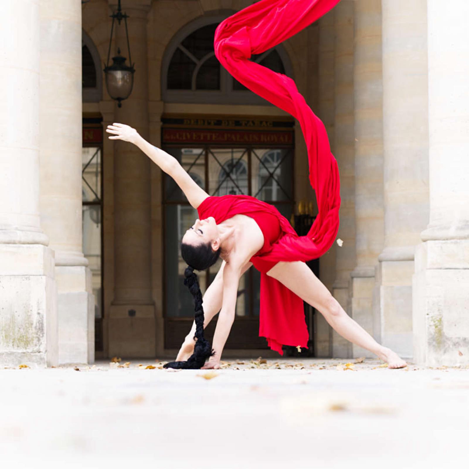 Maya en équilibre sur une jambe, photographie de danse à Paris