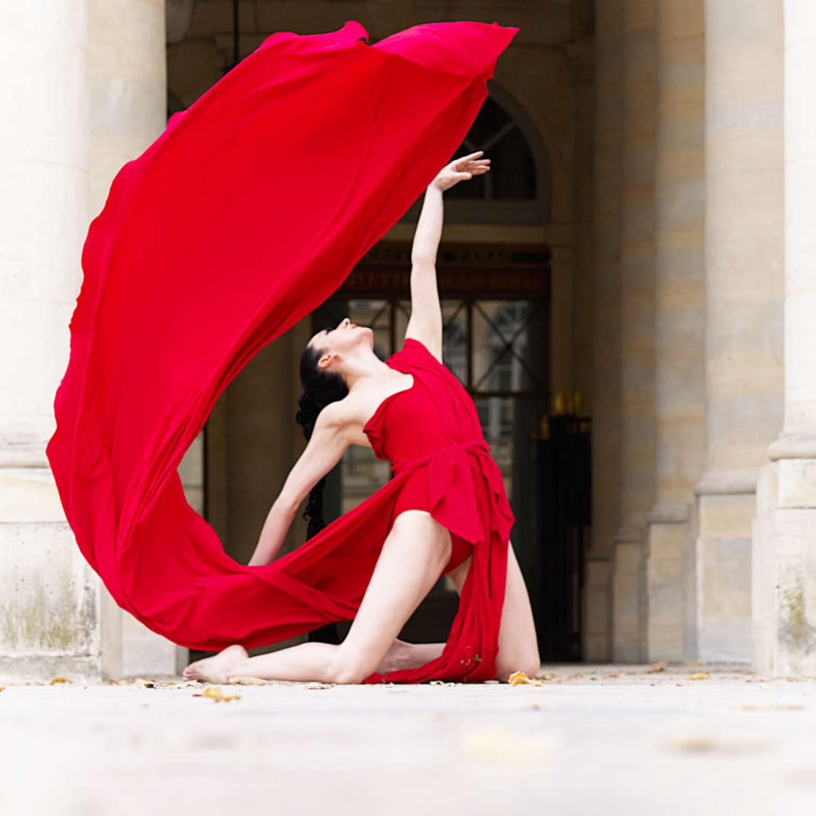 Maya en mouvement, robe en suspension, Paris