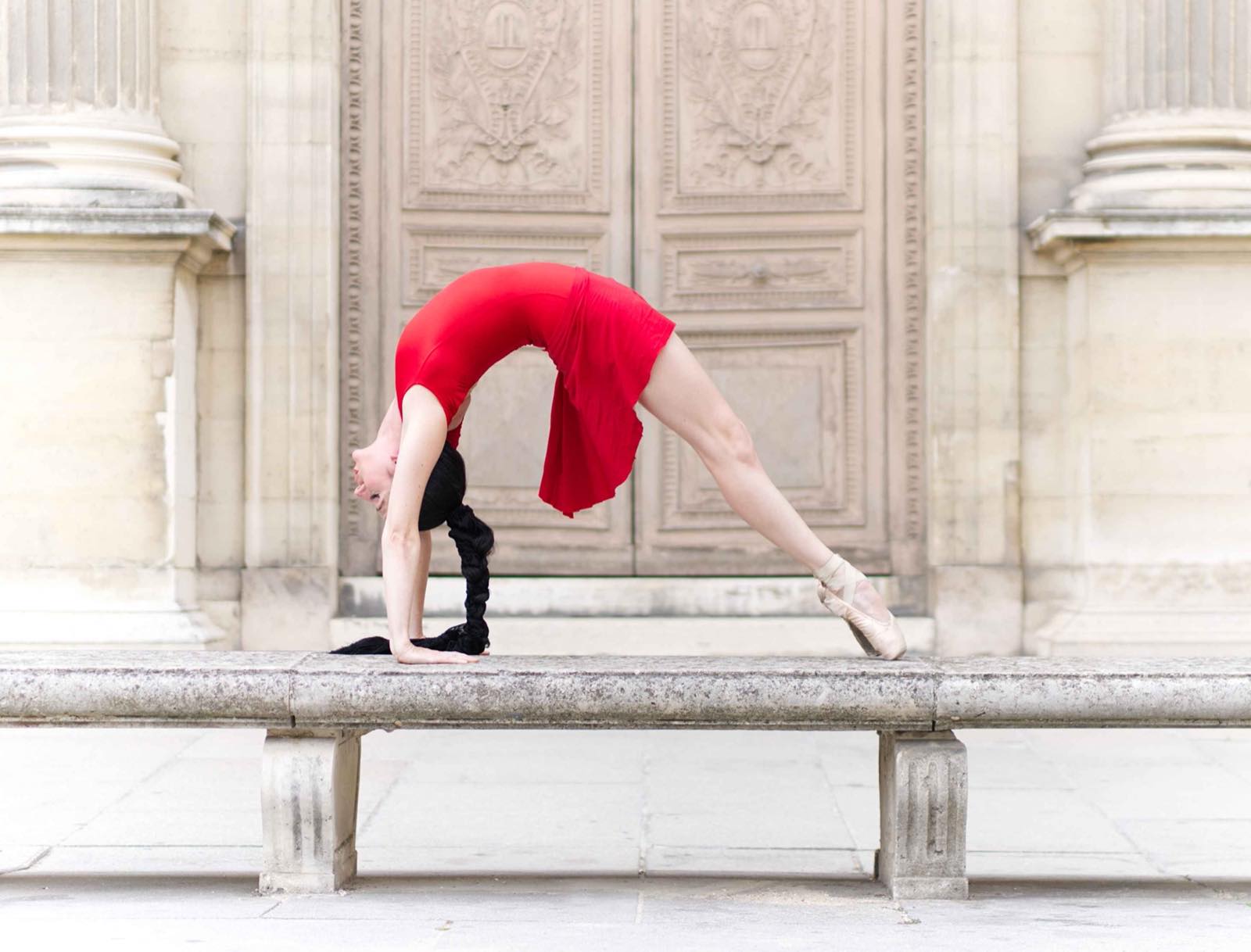 Maya en pose de danse contemporaine dans une rue parisienne