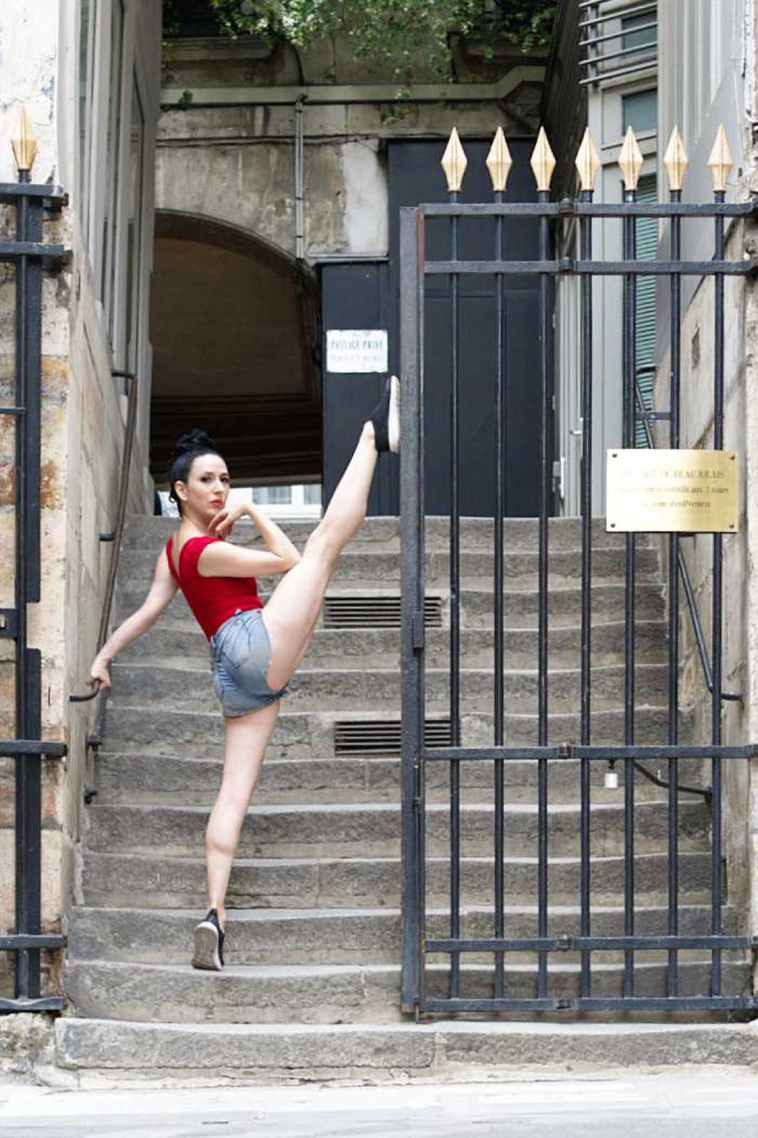Maya en pose de danse rue des Capucines et rue de Montpensier, Paris — vue 3