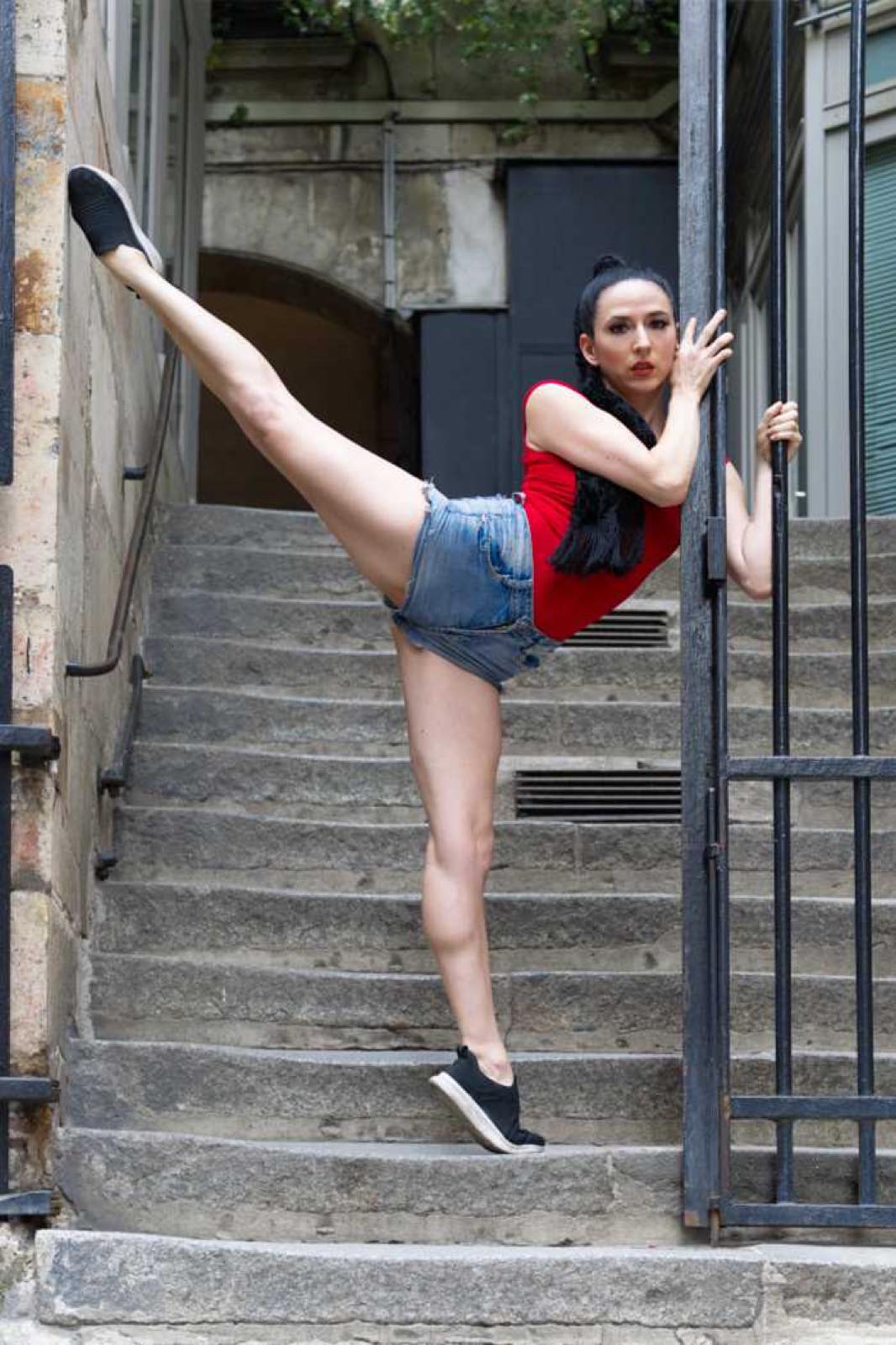 Maya en pose de danse rue des Capucines et rue de Montpensier, Paris — vue 4