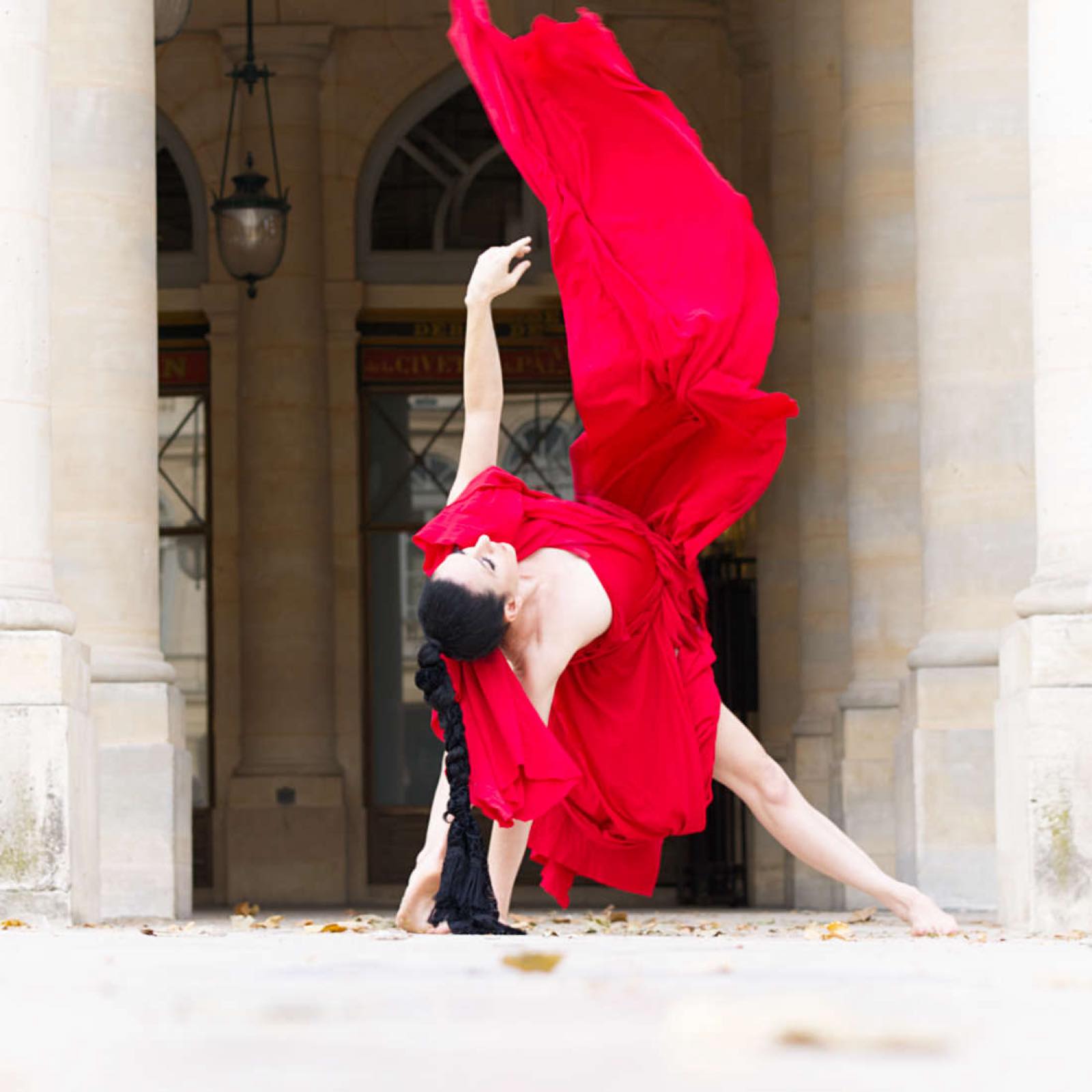 Maya en saut, photographie de danse dans une rue de Paris