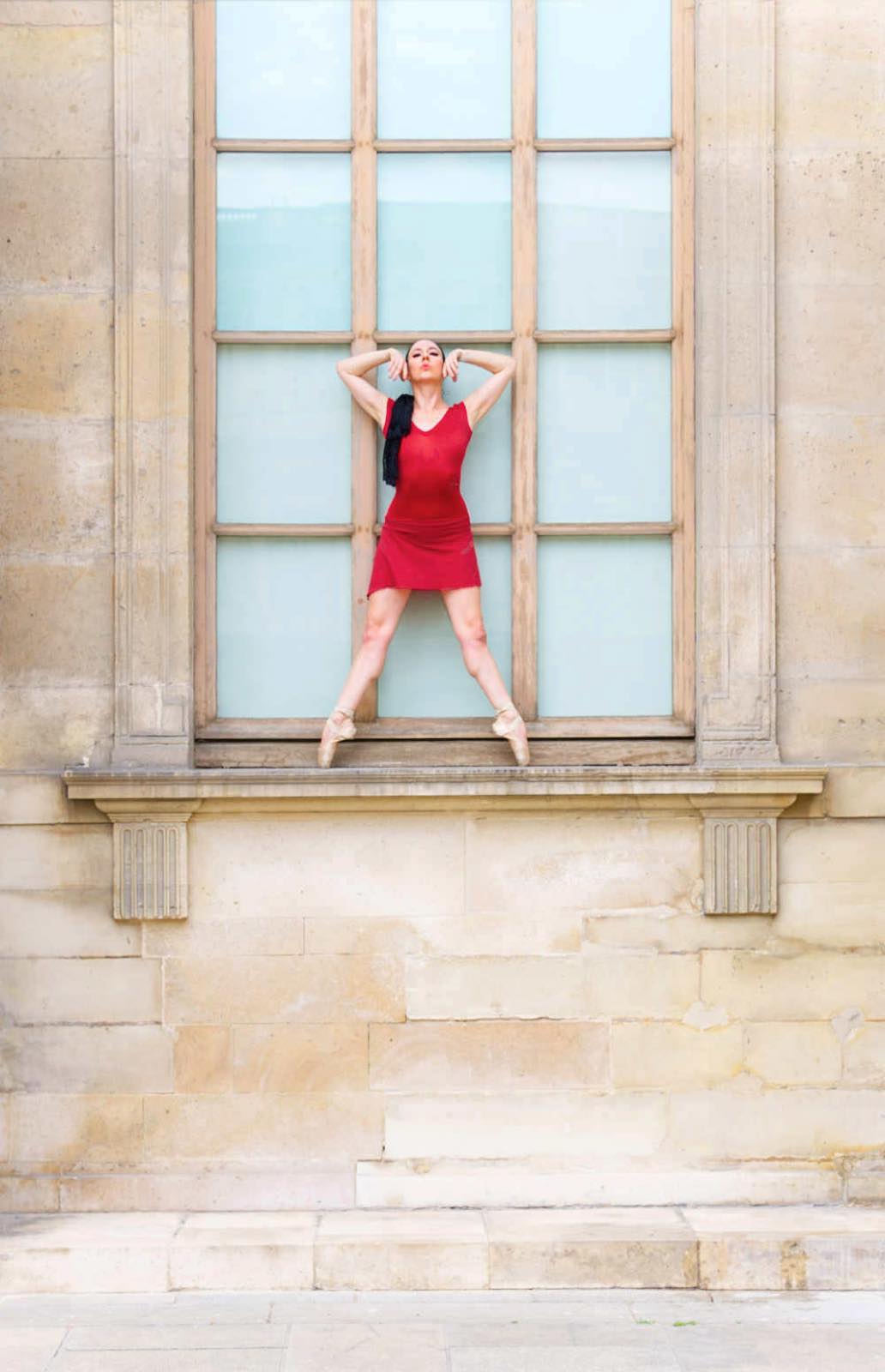 Maya, pose de danse devant un immeuble haussmannien