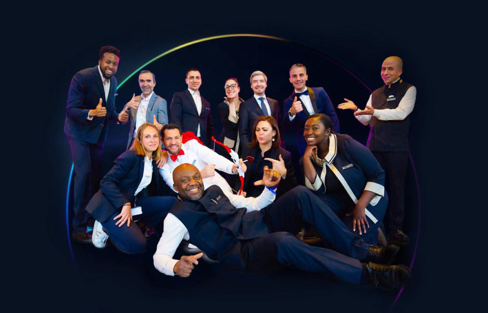 Portrait de groupe d'une équipe d'entreprise en studio, fond sombre, réalisé par Elio à Paris