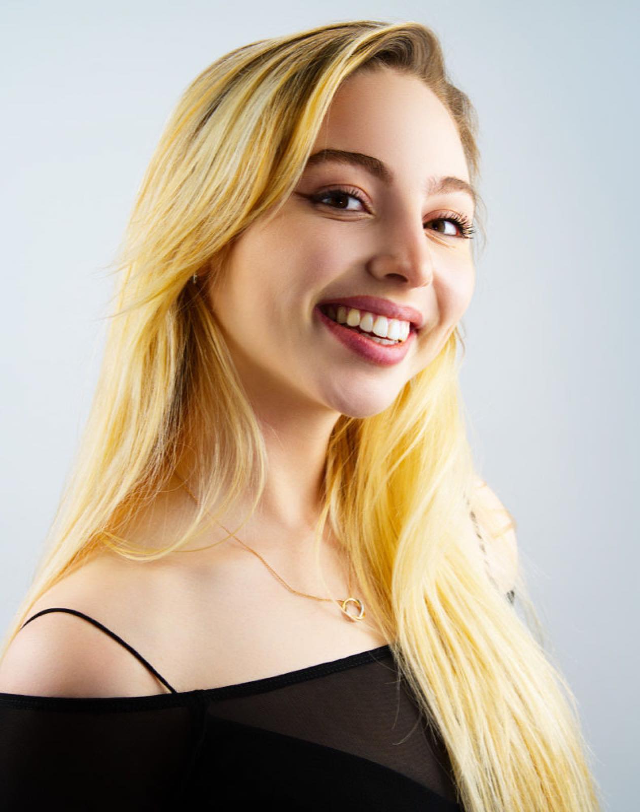 Portrait en lumière de studio illustrant la démarche artistique d'Elio
