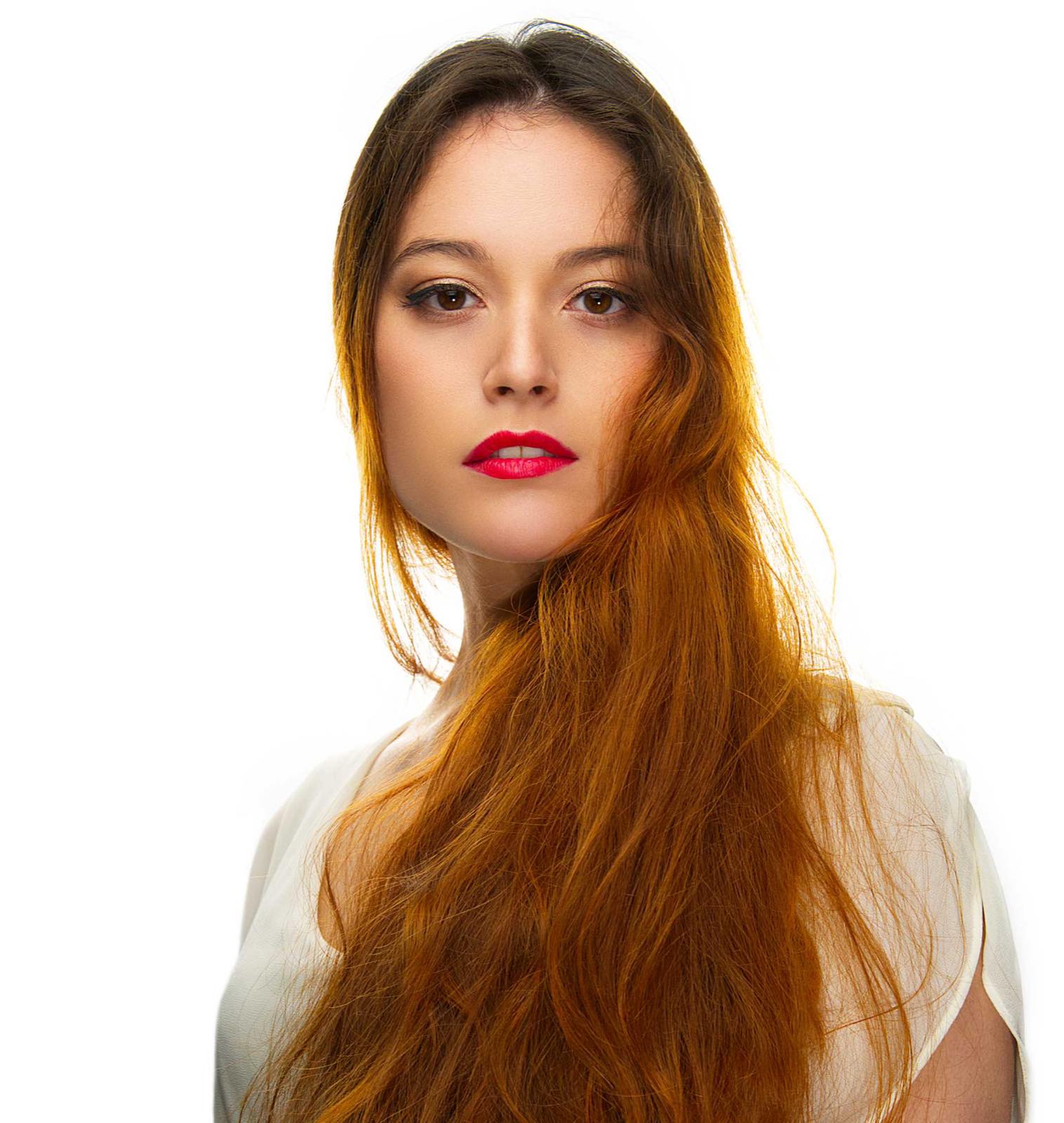 Portrait en lumière naturelle d'une jeune femme aux longs cheveux auburn, réalisé par Elio à Paris