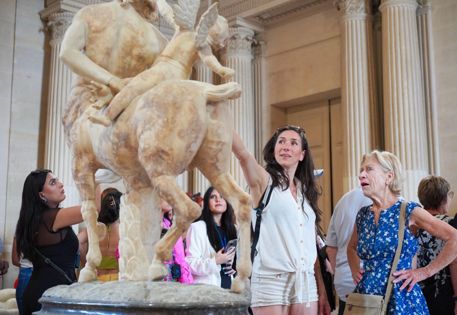 Marion et Bernadette posant devant une sculpture du musée du Louvre à Paris