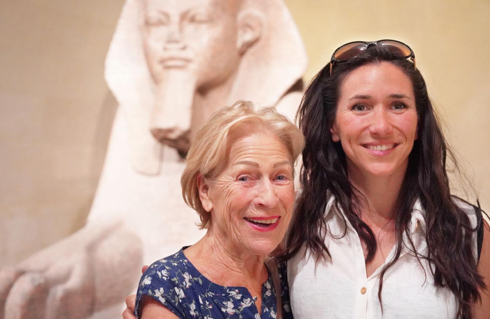 Marion et Bernadette marchant dans la cour du Louvre