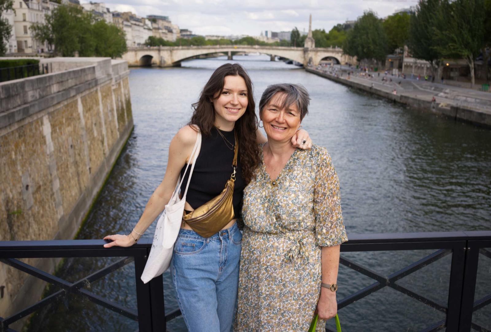 Portrait complice d'une mère et de sa fille lors d'une séance photo à Paris