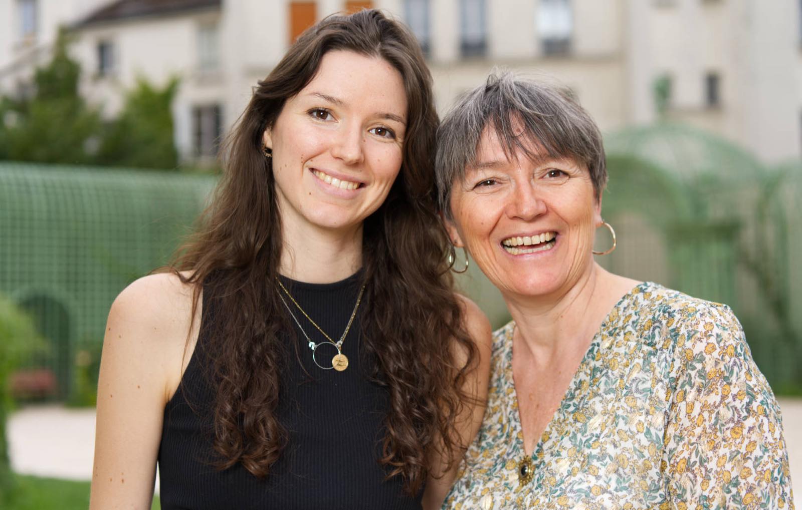 Séance photo mère et fille en extérieur à Paris, portrait complice en lumière naturelle