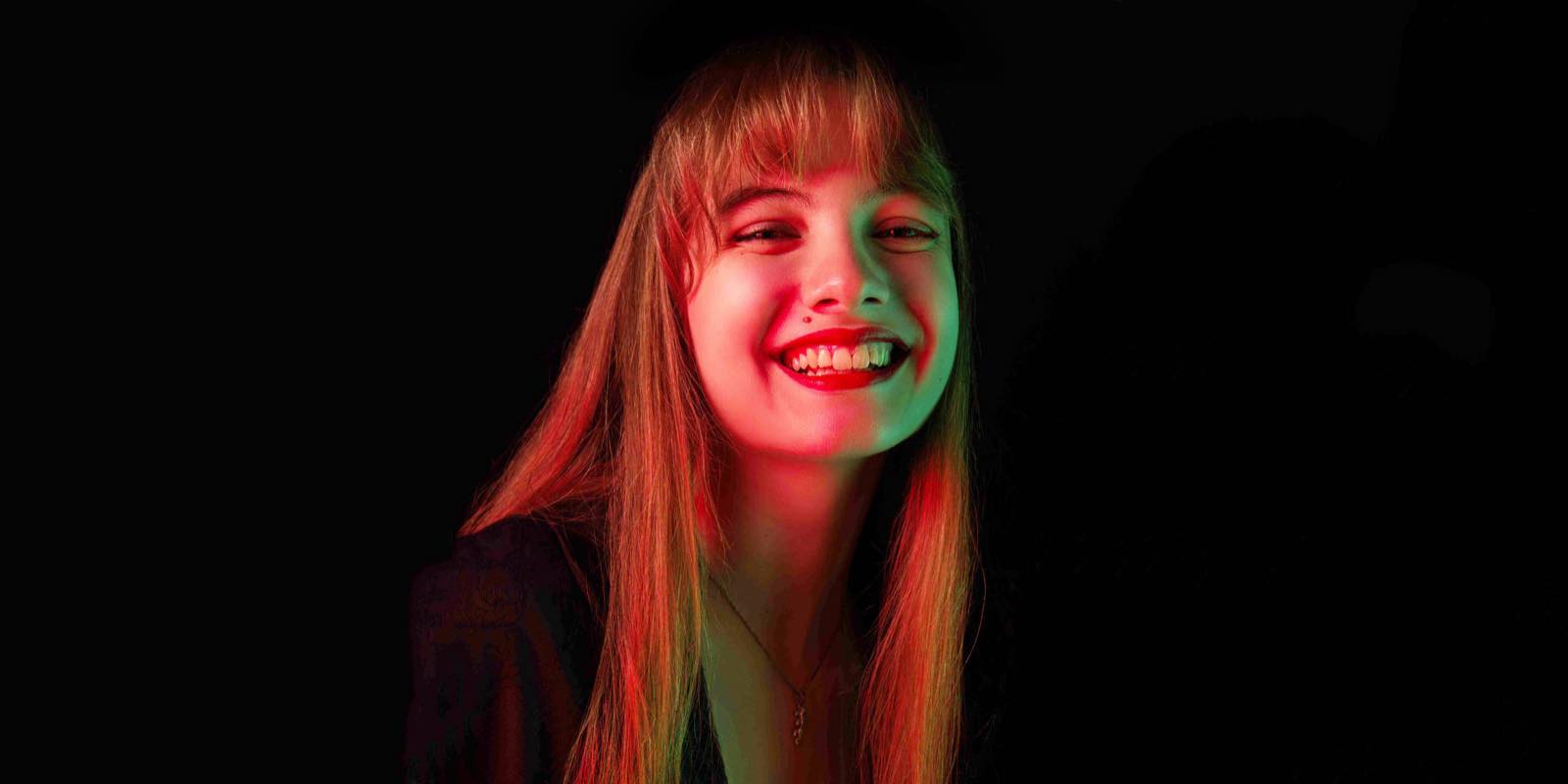 Portrait de Monica en lumière de studio sur fond neutre
