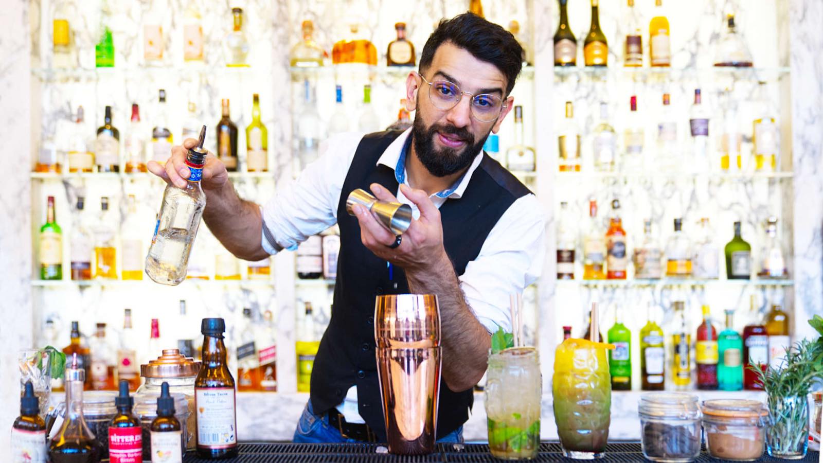 Portrait professionnel d'un barman en situation, hôtel Pullman Tour Eiffel