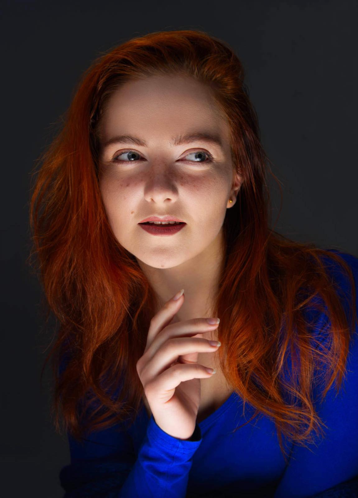 Portrait féminin, pose de profil