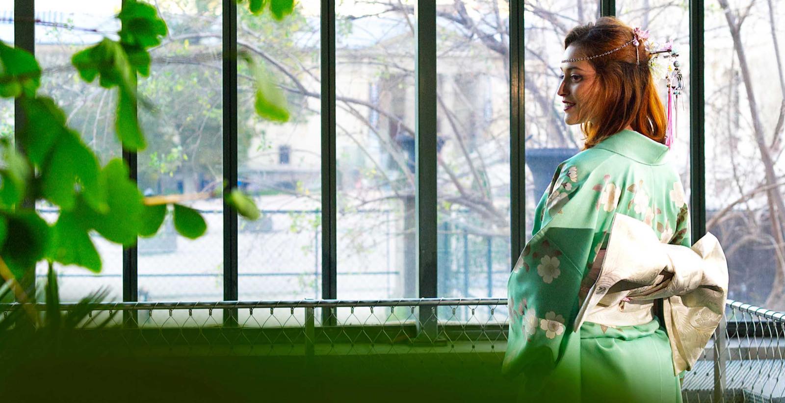 Portrait de Jade en kimono japonais au Jardin des Plantes à Paris