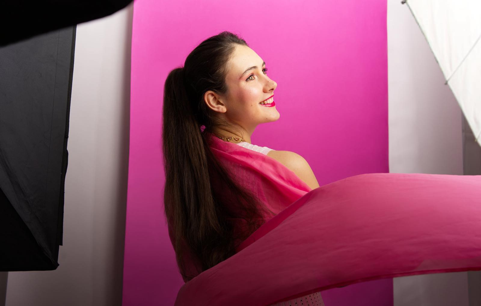 Portrait réalisé en lumière de studio installée au domicile du modèle, fond rose